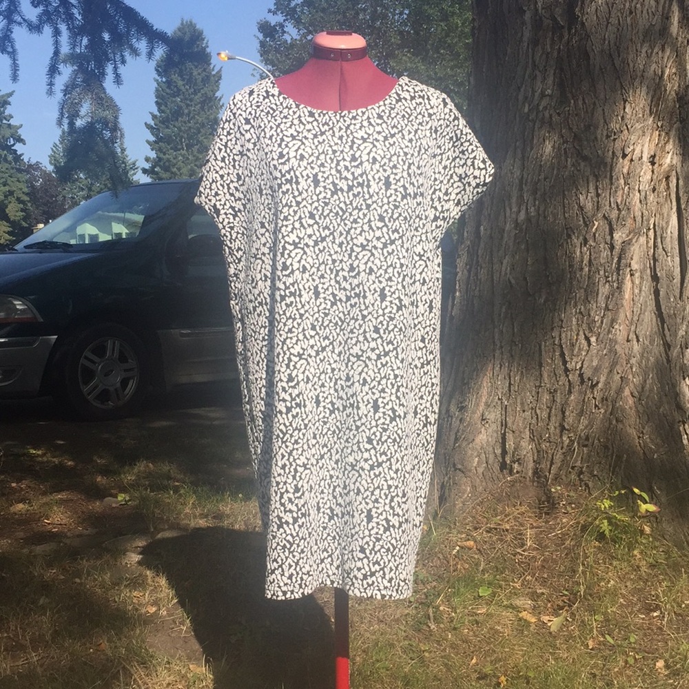 Black and White shift dress size M
